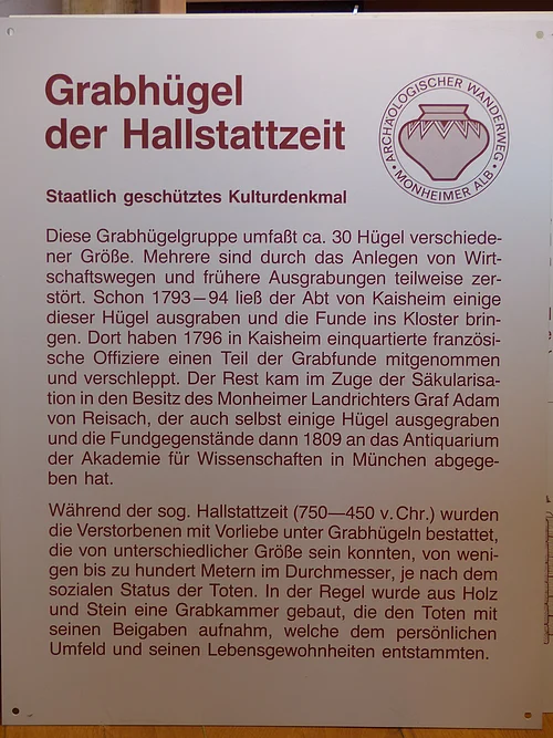Grabhügel der Hallstattzeit - Infotafel Hinweistafel zu Grabhügeln der Hallstattzeit mit Text zur Geschichte und Bedeutung, staatlich geschütztes Kulturdenkmal.