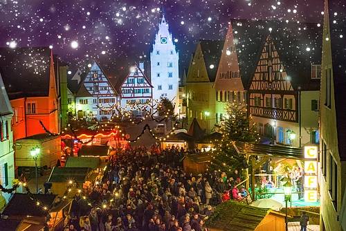 Romantischer Weihnachtsmarkt in Monheim Abendaufnahme des belebten Monheimer Weihnachtsmarktes in der Altstadt von Monheim: mit Fachwerkhäusern, Menschenmengen, Lichtern, Verkaufsständen und einer Bühne.