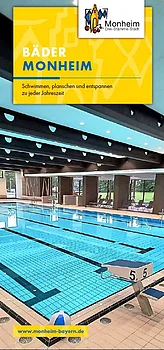 Titelseite des Flyers "BÄDER MONHEIM" mit dem gleichnamigen Titel in weiß/blau auf gelbem Hintergrund oben im Bild. Darunter die Innenaufnahme eines Schwimmbads mit einem gefülltem Schwimmbecken, daneben der Startblock Nummer 5, ein Wasserspielball und Sitzbereich im Hintergrund. Unten links im Eck die Angabe der Webseite "www.monheim-bayern.de".