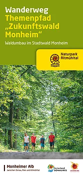 Titelseite der Broschüre "Themenpfad "Zukunftswald in Monheim", mit dem gleichnamigen Titel in weiß und gelb auf grünem Hintergrund. Auf dem Foto darunter vier Wanderer, die auf einem Waldweg im Stadtwald Monheim gehen, umgeben von grünen Bäumen.