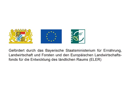 Förderlogo StMELF mit dem Wappen von Bayern, der Flagge der Europäischen Union und dem Logo des Leader-Programms. Darunter der Text in schwarz auf weißem Hintergrund "Gefördert durch das Bayerische Staatsministerium für Ernährung, Landwirtschaft und Forsten und den Europäischen Landwirtschaftsfonds für die Entwicklung des ländlichen Raums." (ELER)