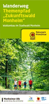 Wanderweg Themenpfad Zukunftswald Monheim mit vier Personen auf Waldweg im Stadtwald Monheim im Naturpark Altmühltal