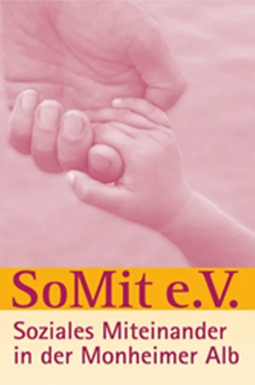 SoMit e.V. Logo Logo des SoMit e.V.: in rosa-rot zwei Hände, die eines Erwachsen und die eines Kindes greifen sich. Darunter der Text „SoMit e.V. auf gelben Hintergrund und Soziales Miteinander in der Monheimer Alb“ auf beigefarbenem Hintergrund, beides in pinker Schrift.