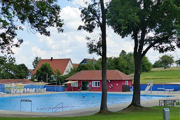 Freibad Monheim - Schwimmbecken & Kiosk