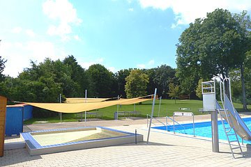 Freibad Monheim - Kinderbecken mit Sonnensegel und Rutsche