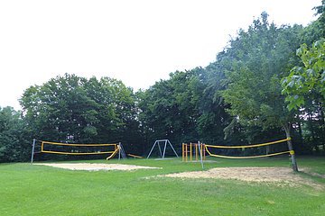 Freibad Monheim - Beach-Volleyballfeld und Spielecke