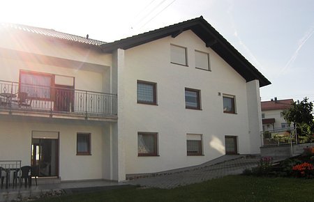 Ferienwohnung Ossiander Wittesheim - Außenansicht - mit eigenem Eingang im Erdgeschoss, Terasse und Freisitz