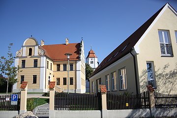 Gemeinde Buchdorf - das alte Schulhaus mit neuem Anbau