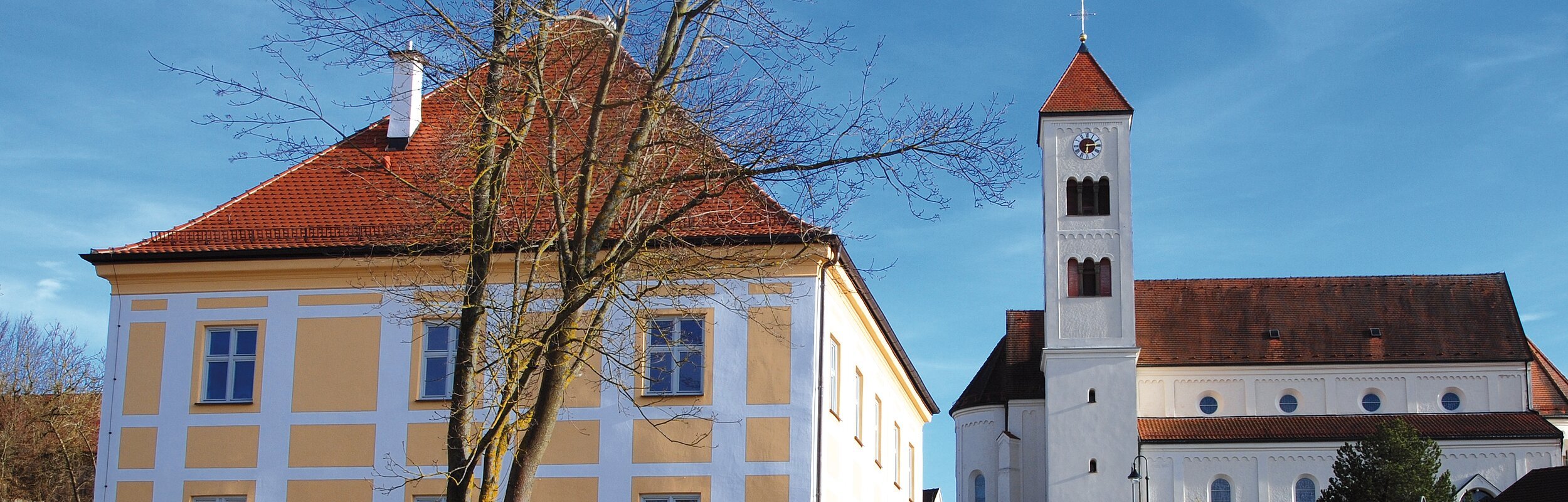 Gemeindehaus und Kirche in Tagmersheim