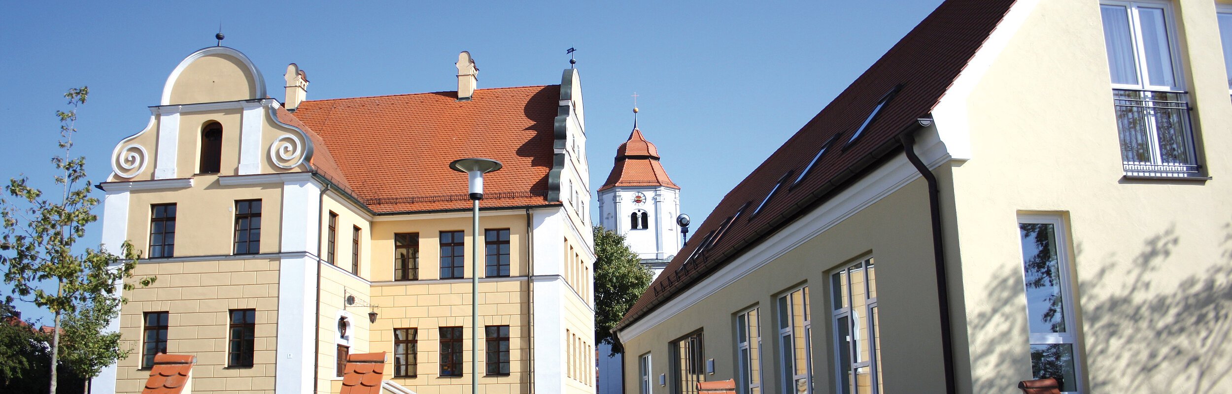 Gemeinde Buchdorf - das alte Schulhaus mit neuem Anbau