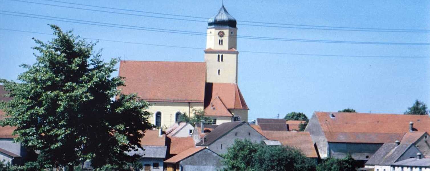 Blick auf die Kirche St. Dionysius in Fünfstetten