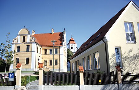 Gemeinde Buchdorf - das alte Schulhaus mit neuem Anbau