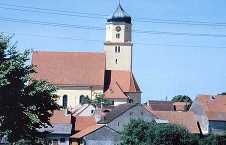 Blick auf die Kirche St. Dionysius in Fünfstetten