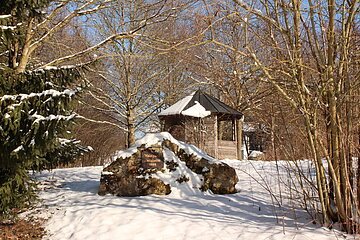 Waldpark Huisheim - Gedenkstein mit Infohäuschen